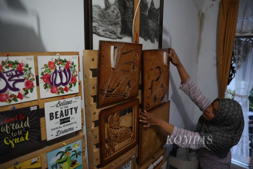 Various wooden crafts made at the Safa Woodcraft craft business, Kemirirejo Village, Central Magelang, Magelang City, Central Java, on Monday (17/10/2022).