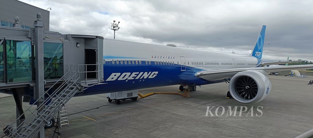 Pesawat uji coba Boeing 777X dipamerkan kepada para jurnalis penerbangan yang hadir di Pabrik Boeing di Everett, Seattle, Amerika Serikat, Rabu (26/6/2024). 777X dilengkapi dengan mesin GE9X dari General Electric. Konon ini merupakan mesin jet komersial terbesar dan paling efisien yang pernah dibuat.