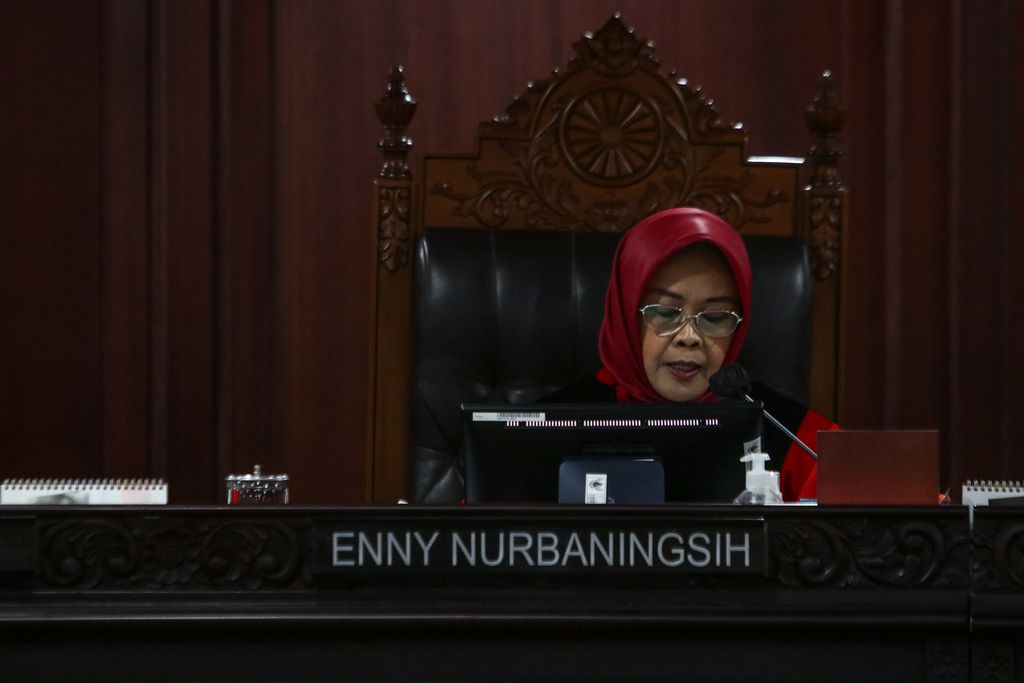 Hakim Konstitusi Enny Nurbaningsih membacakan putusan di Gedung MK, Jakarta, Rabu (30/11/2022). 