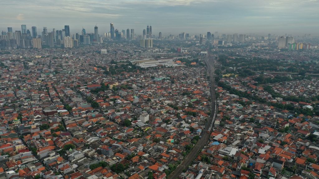 Kereta api melintasi kawasan padat penduduk di Bukit Duri, Jakarta Selatan, Selasa (22/9/2020).