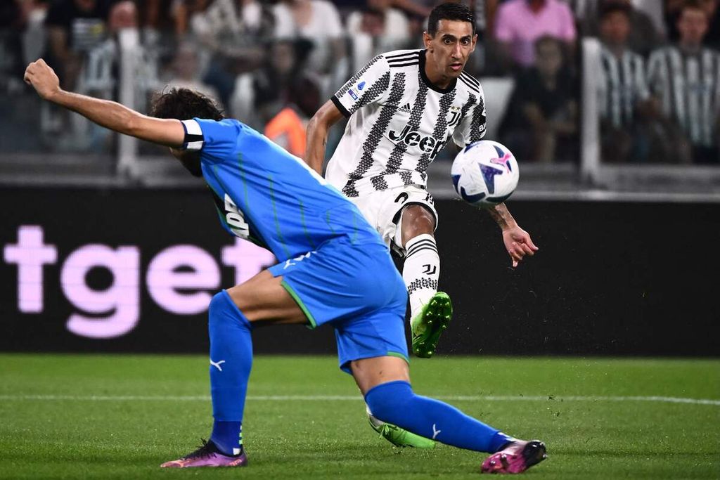 Angel Di Maria menendang bola ke gawang pada laga Liga Italia antara Juventus dan Sassuolo di Stadion Juventus, Turin, Italia, Selasa (16/8/2022) dini hari WIB. 