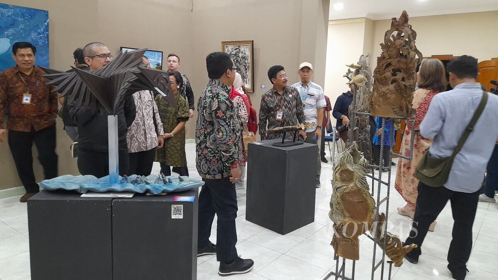 Suasana saat pembukaan pameran seni visual dan desain internasional bertajuk Rong Rupa Rakta di ISI Denpasar, Kota Denpasar, Selasa (24/10/2023).