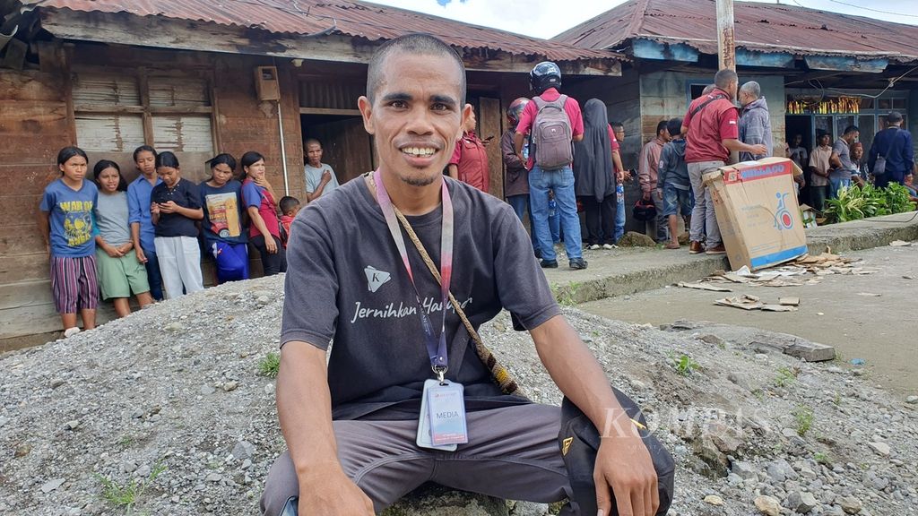 Nansianus Taris, seorang jurnalis kontributor untuk Kompas.com, di Dusun Heso, Desa Golo Wune, Kecamatan Lamba Leda Selatan, Kabupaten Manggarai Timur, Nusa Tenggara Timur, Minggu (25/2/2024).
