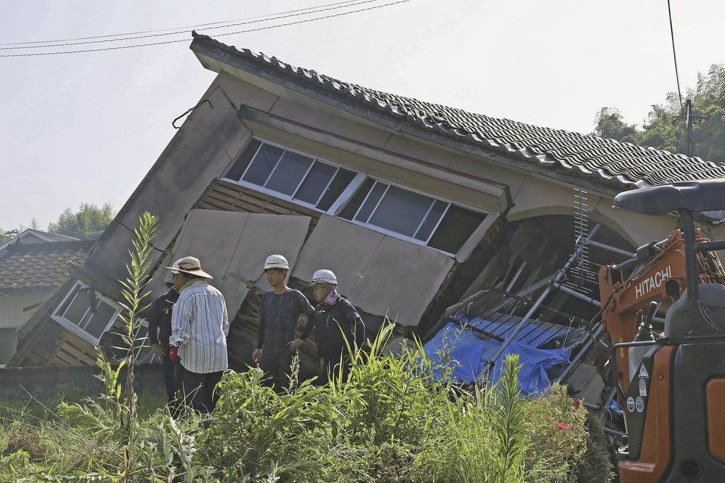 Sebuah rumah yang ambruk akibat gempa di Kota Oosaki, Prefektur Kagoshima, Jepang bagian selatan, Jumat (9/8/2024).