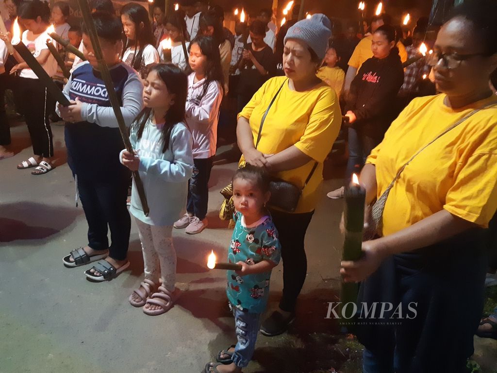 Hundreds of residents took part in the Easter torch relay together to wake residents up for sahur in the Malalagusa Harmony Village, Sorong Regency, Southwest Papua, on April 9 2023.