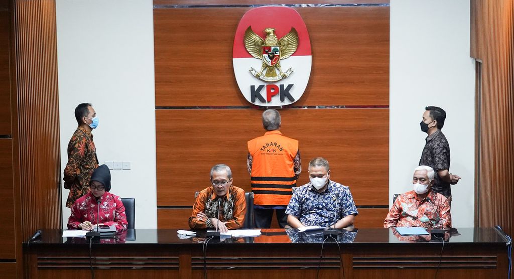 Wakil Ketua KPK Alexander Marwata (kedua dari kiri) saat memberi keterangan tentang penangkapan Hakim Agung Sudrajad Dimyati (rompi tahanan) di KPK, Jakarta, Jumat (23/9/2022). 