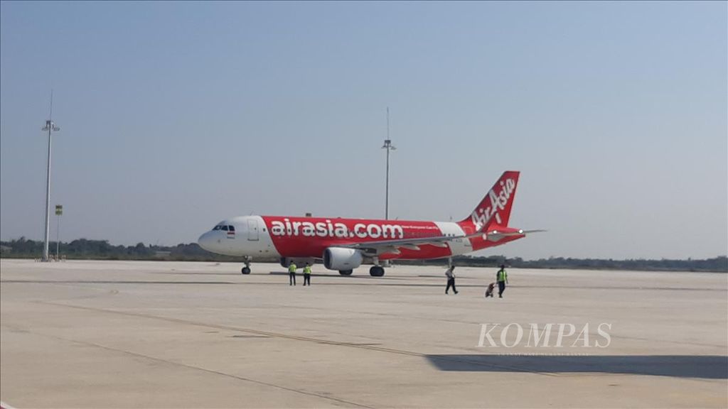 Pesawat AirAsia bersiap lepas landar dari Bandara Internasional Jawa Barat Kertajati di Kabupaten Majalengka menuju Denpasar, Bali, Minggu (30/6/2019).