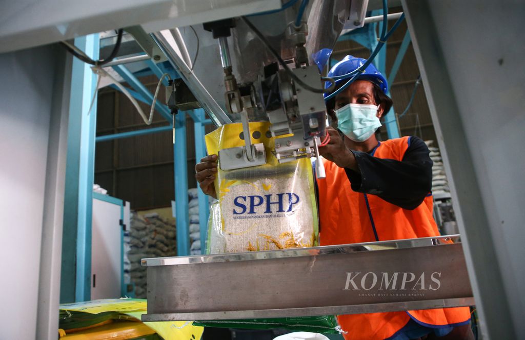 Pekerja mengemas beras stabilisasi pasokan dan harga pangan (SPHP) di gudang Bulog Kanwil Jakarta Banten di Kelapa Gading, Jakarta Utara, Senin (09/10/2023). Harga jual beras SPHP berkisar Rp 57.000 per karung kemasan 5 kilogram.