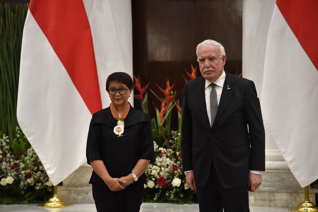 Menteri Luar Negeri RI Retno Marsudi menerima medali kehormatan The Star of Merit of the Order of the State of Palestine dari Presiden Otoritas Palestina Mahmoud Abbas yang disampaikan Penasihat Presiden Palestina untuk Urusan Luar Negeri Riyad al-Maliki, Senin (19/8/2024), di Jakarta. 