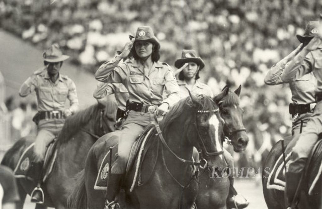 Defile pasukan berkuda yang dilakukan para anggota polwan dalam peringatan Hari Olahraga Nasional V hari Jumat (9/9/1988) di Stadion Utama Senayan.
