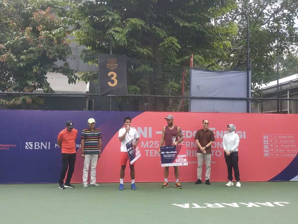 Penyerahan hadiah kepada Muhammad Rifdi Fitriadi (ketiga dari kiri) dan Kelly Dayne (ketiga dari kanan) usai final tunggal putra turnamen ITF Men's World Tennis Tour M25 bertajuk "BNI-Medco Energi International Tennis" di lapangan tenis Hotel Sultan Jakarta, Minggu (16/4/2023).