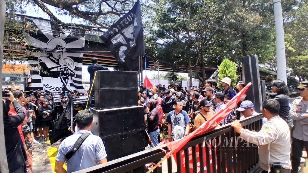 Ratusan orang Aremania, Rabu (11/10/2023), berunjuk rasa di depan Pengadilan Negeri Malang, Jawa Timur, menuntut agar terdakwa dalam kasus perusakan kantor Arema FC, akhir Januari lalu, dibebaskan.