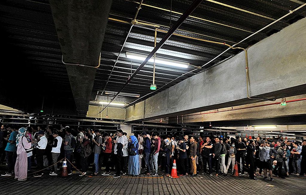 Antrean pengunjung hingga area parkir lantai P 5.1 dalam Nike Bazaar di Mal Grand Indonesia, Jakarta, Rabu (23/8). Animo pengunjung yang tinggi membuat pihak penyelenggara membatasi jumlah pengunjung yang masuk untuk mencegah penumpukan. Bazar menawarkan sepatu dengan potongan harga khusus.