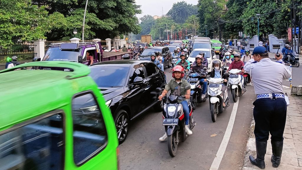 Petugas Dinas Perhubungan Kota Bogor membantu mengurangi kepadatan lalu lintas kendaraan di Simpang Jalan Kapten Muslihat dan Jalan Ir H Juanda (seputar Kebun Raya Bogor), Rabu (10/5/2023). 