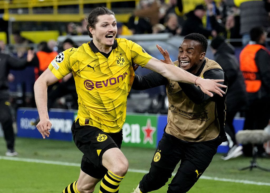 Dortmund midfielder Marcel Sabitzer (left) celebrated his goal against Atletico Madrid in the second leg of the Champions League quarterfinals at Signal-Iduna Park Stadium in Dortmund, in the early morning of Wednesday (17/4/2024) Western Indonesia Time. The goal secured Dortmund's spot in the Champions League semifinals.