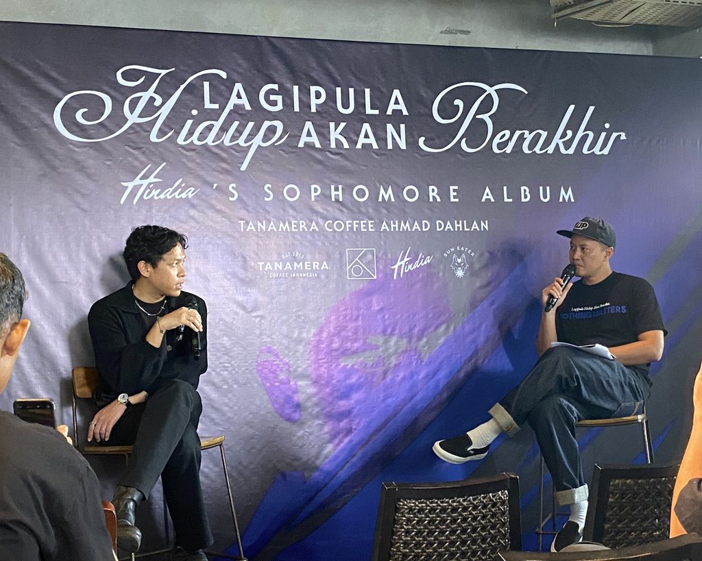 Baskara Putra atau yang dikenal dengan nama Hindia saat jumpa pers tentang album kedua, <i>Lagipula Hidup Akan Berakhir,</i> di Jakarta, Rabu (5/7/2023).