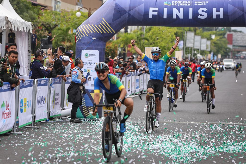 Participants of the Cycling de Jabar 2024 bike race celebrated after reaching the finish line in Pangandaran, West Java, on Saturday (25/5/2024). The participants covered a route of 213 kilometers from Cirebon to Pangandaran. This year, Cycling de Jabar carried the theme "Sumanget Jawara".