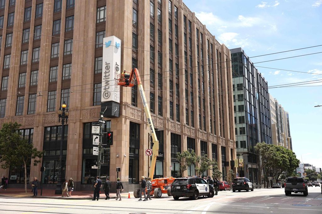  Polisi San Francisco tiba di lokasi tempat pekerja sedang mengganti huruf-huruf penanda Twitter di bagian luar kantor pusat Twitter di San Francisco, Amerika Serikat, Senin (24/7/2023). 