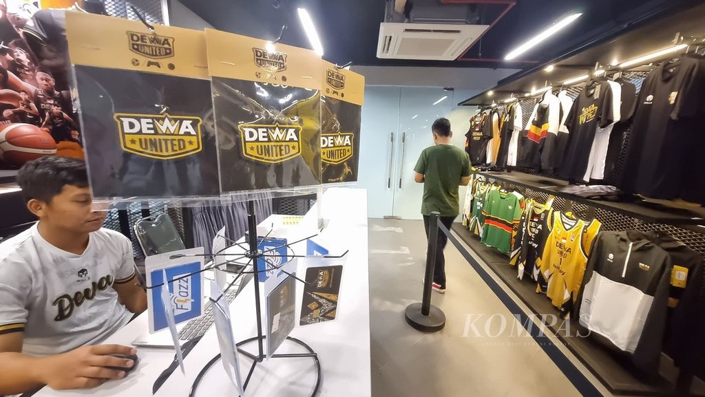 Pramuniaga tengah bertugas di Toko Resmi Merchandise Dewa Store yang berada di kompleks olahraga Dewa United, Tangerang, Banten, Rabu (6/3/2024).