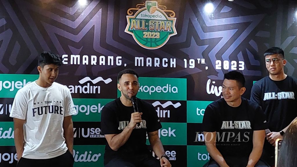 Konferensi pers IBL All-Star 2023 yang mempertemukan pelatih Tim Future, David Singleton (kedua dari kiri), dan pelatih Tim Legacy, Youbel Sondakh, pada Kamis (9/3/2023) di Jakarta. IBL All-Star 2023 akan digelar di Knights Stadium, Semarang, Jawa Tengah, Minggu (19/3/2023).