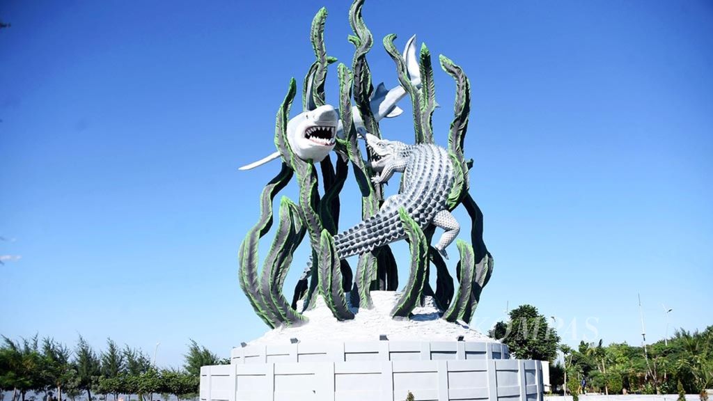Patung suro dan boyo setinggi 25,6 meter di Taman Suroboyo ini menjadi ikon baru bagi Kota Surabaya di Jawa Timur. 