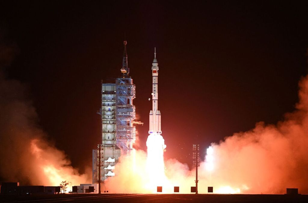 Roket Long March-2F membawa pesawat ruang angkasa Shenzhou-15 dengan tiga astronot ke stasiun luar angkasa Tiangong lepas landas dari Pusat Peluncuran Satelit Jiuquan, di Gansu, China, 29 November 2022. 