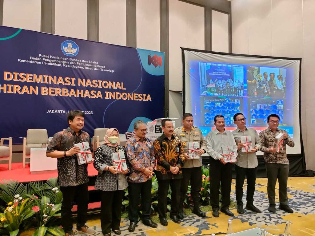 Badan Bahasa meluncurkan buku <i>Peta Kemahiran Berbahasa Indonesia Tahun 2022</i> dalam acara diseminasi kemahiran berbahasa Indonesia di Jakarta, Rabu (1/3/2022). 