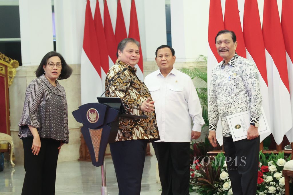 Menteri Pertahanan Prabowo Subianto (kedua dari kanan), Menko Perekonomian Airlangga Hartarto (kedua dari kiri), Menko Kemaritiman dan Investasi Luhut Binsar Pandjaitan (kanan), dan Menteri Keuangan Sri Mulyani berbincang sebelum sidang kabinet paripurna dimulai di Istana Negara, Jakarta, Senin (24/6/2024). 