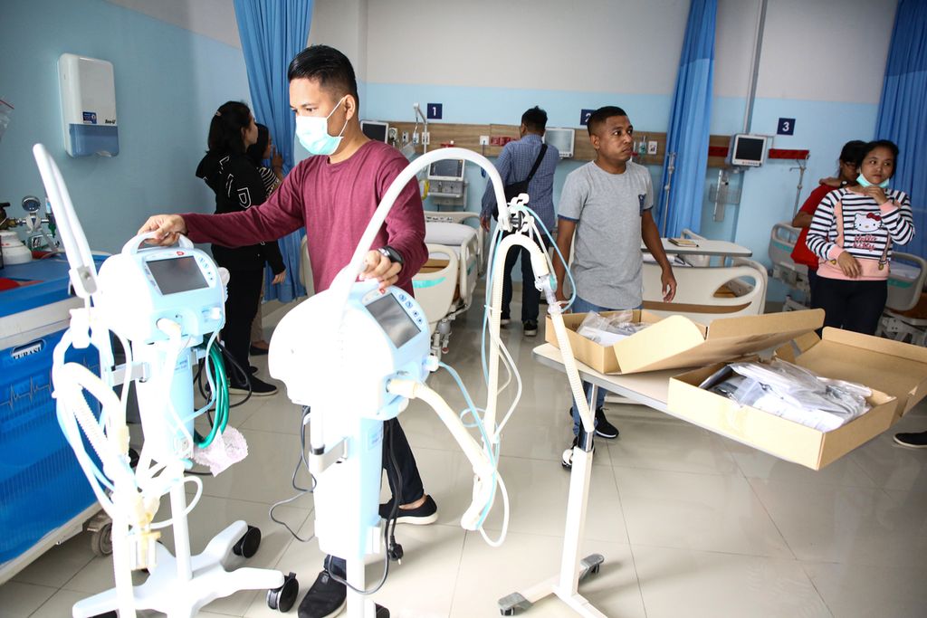 Tenaga medis mengikuti pelatihan di Siloam Hospitals Mampang di kawasan Mampang Prapatan, Jakarta Selatan, Jumat (3/4/2020). Rumah sakit ini akan digunakan khusus untuk perawatan pasien Covid-19. Rumah sakit tiga lantai yang sebelumnya adalah Lippo Plaza Mampang ini dilengkapi dengan ruang isolasi dan memiliki kapasitas total 415 tempat tidur.