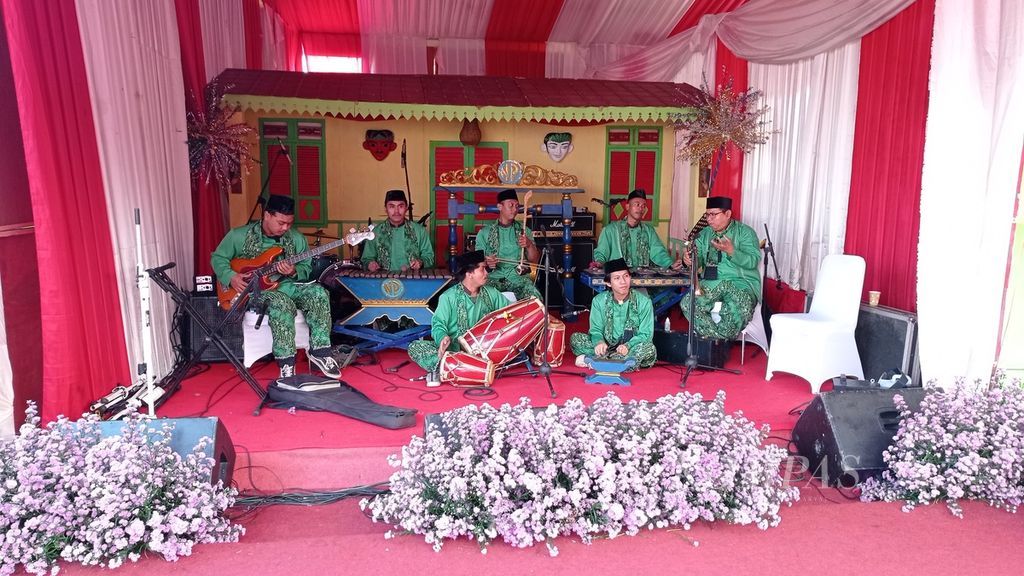 Pemain musik tradisional dan modern menghibur pengunjung Lebaran Betawi di Monumen Nasional, Jakarta, Minggu (21/5/2023). 