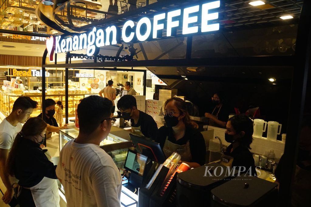 Gerai pertama Kenangan Coffee dibuka di lantai B1 mal Raffles City di daerah pusat kota Singapura, Selasa (26/9/2023). Sebelumnya, sebanyak 20 gerai jenama minuman berstatus <i>unicorn</i> pertama di Asia Tenggara itu dibuka di Malaysia sejak Oktober 2022.