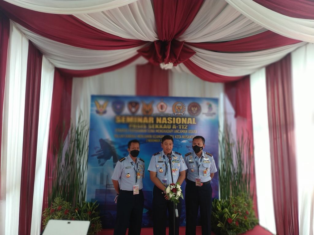 Komandan Sekolah Komando Kesatuan TNI Angkatan Udara (Dansekkau) Marsma TNI Firman Wirayuda (tengah) di Gedung Pramanasala Sekkau, Jakarta Timur, Rabu (2/11/2022).