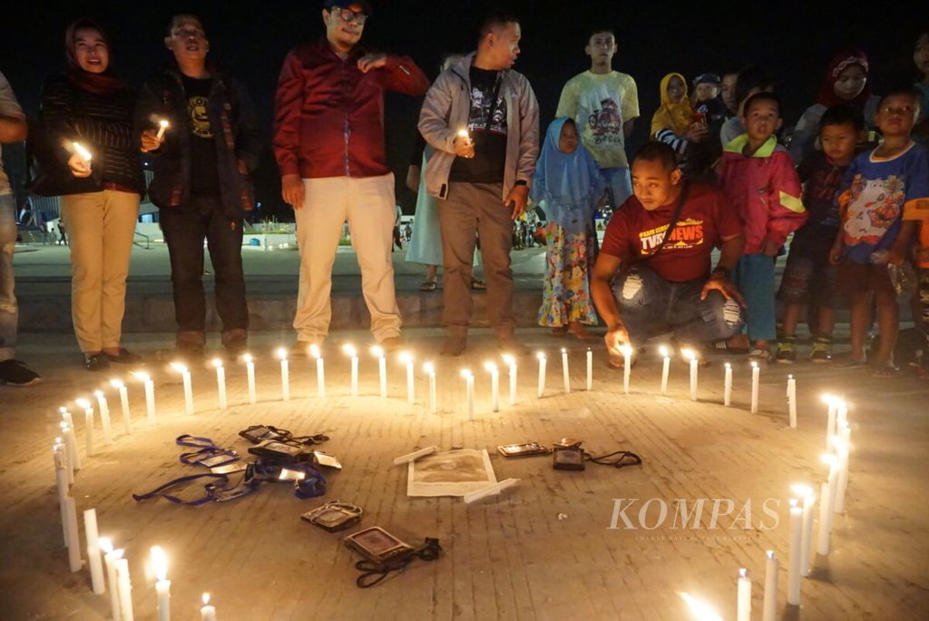 Sekitar 20 jurnalis dari media televisi, cetak, dan daring menggelar aksi solidaritas, Senin (6/8/2018) malam, di Bandar Lampung. Aksi itu sebagai bentuk keprihatinan terhadap kekerasan yang menimpa perempuan jurnalis di Jambi.