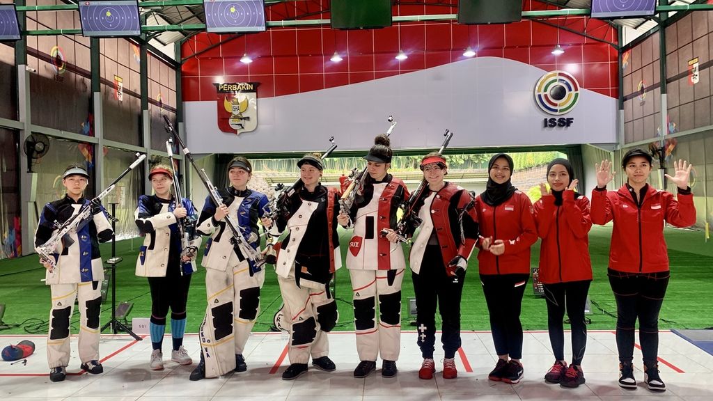Petembak Kazakhstan, Swiss, dan Indonesia usai tampil di babak final nomor senapan 50 meter beregu putri di Piala Dunia Menembak 2023 di Jakarta, Minggu (5/2/2023).