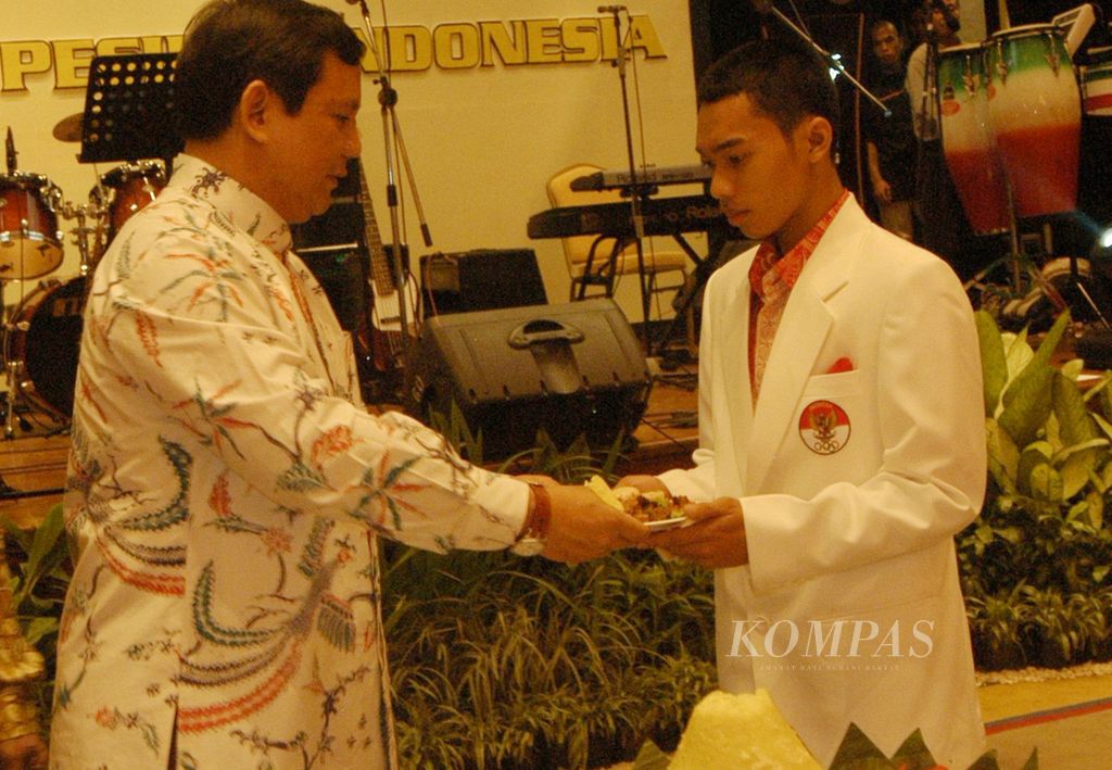 Ketua Umum Ikatan Pencak Silat Indonesia Prabowo Subianto, Kamis (24/11/2005), di Hotel Dharmawangsa, Jakarta, memberikan tumpeng kepada Dian Kristianto (20), anggota termuda tim pencak silat.