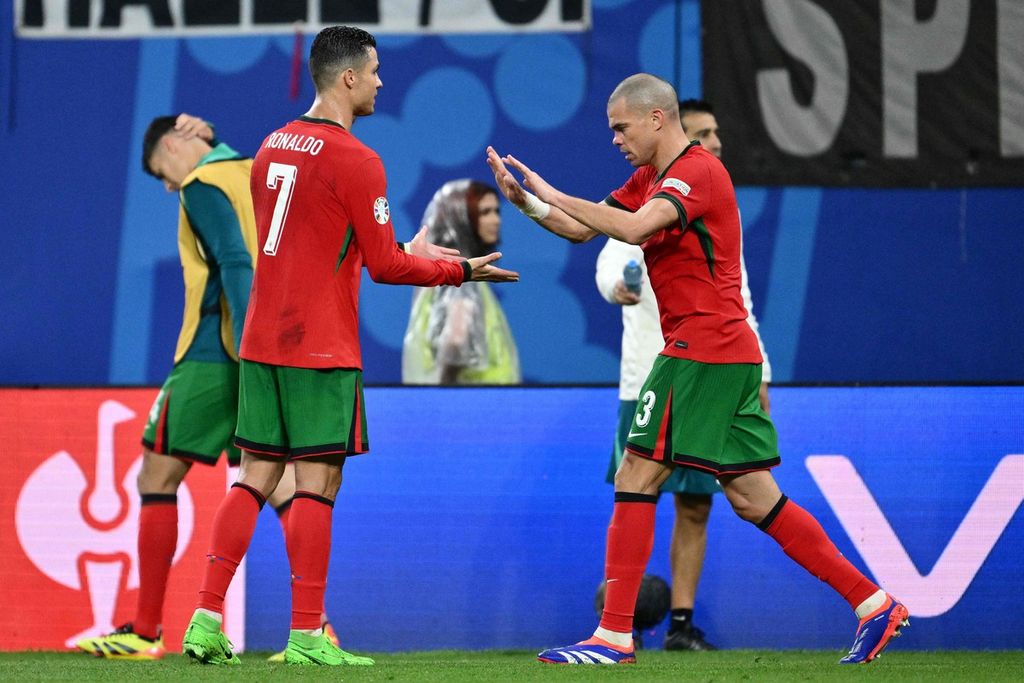 Penyerang Portugal Cristiano Ronaldo dan bek Pepe melakukan selebrasi setelah pertandingan Grup F Piala Eropa 2024 antara Portugal dan Ceko di Stadion Leipzig, Rabu (19/6/2024) dini hari WIB. Turki dan Portugal akan bertemu pada laga Grup F Piala Eropa 2024, Sabtu (22/6/2024) pukul 23.00 WIB di Stadion Signal Iduna Park, Jerman.