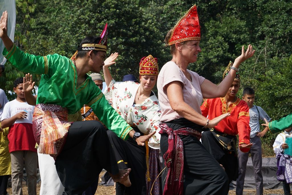 Beberapa turis mancanegara belajar gerakan randai pada hari terakhir Festival Seni dan Budaya Pasa Harau di Lembah Harau, Limapuluh Kota, Sumatera Barat, Minggu (18/9/2019). Festival yang berlangsung tiga hari itu diramaikan turis mancanegara, domestik, dan warga sekitar.