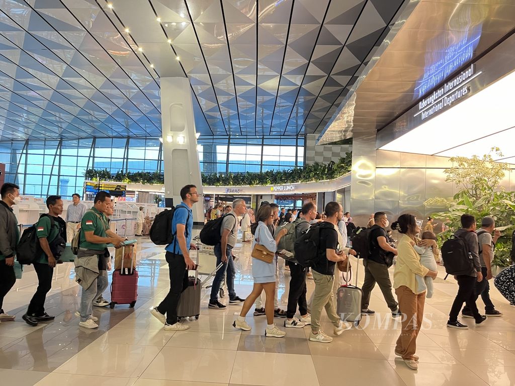 Antrean penumpang di pintu keberangkatan internasional, Terminal 3 Bandara Internasional Soekarno-Hatta, Kota Tangerang, Banten, Kamis (20/6/2024) pukul 17.15 WIB.