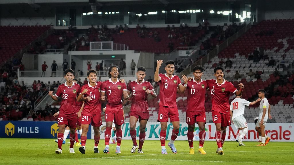 Sukacita tim Indonesia U-22 setelah memperoleh skor dari tendangan bunuh diri bek Tim Lebanon U-22 Ali Al Rida Ismail dalam pertandingan persahabatan antara Tim Indonesia U-22 melawan Tim Lebanon U-22 di Stadion Gelora Bung Karno, Jakarta, Jumat (14/4/2023). Dalam laga persahabatan ini Tim Lebanon U-22 mengalahkan Tim U-22 Indonesia dengan skor 2-1. 