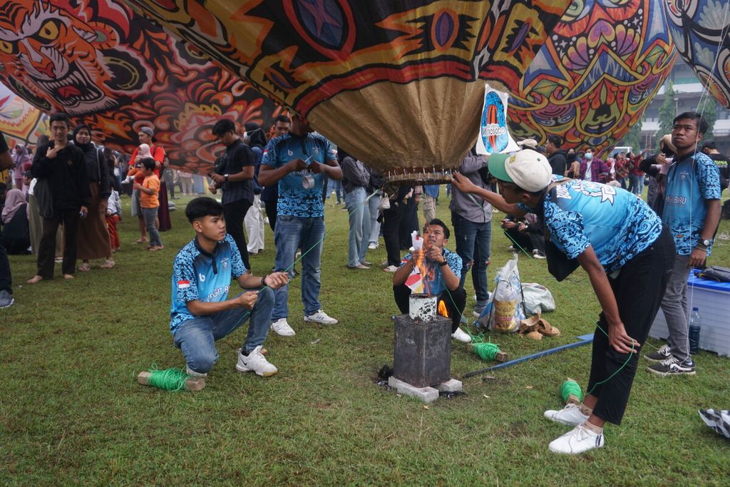 Peserta melakukan pengasapan balon dalam Festival Balon Udara Universitas Muhammadiyah Purwokerto di Kabupaten Banyumas, Jawa Tengah, Minggu (11/6/2023).