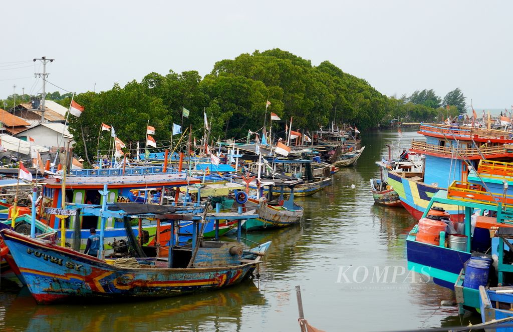 Ratusan kapal nelayan tradisional bersandar di Pelabuhan Muarareja, Kecamatan Tegal Barat, Kota Tegal, Jawa Tengah, Kamis (21/1/2021). 