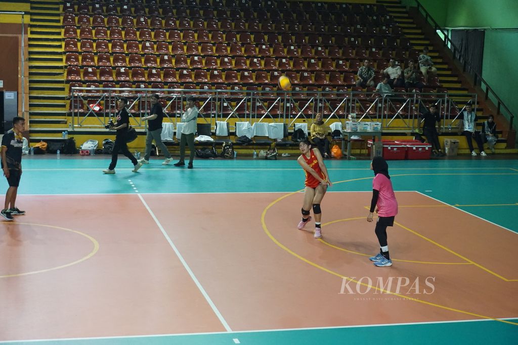 Pemain timnas bola voli putri atau juga disebut tim All Star Indonesia menjalani latihan perdana di GOR Bulungan, Jakarta Selatan, Jumat (19/4/2024). Latihan dilakukan menjelang laga ekshibisi melawan klub Korea Selatan yang pernah diperkuat Megawati Hangestri, Daejeon Jung Kwan Jang Red Sparks.