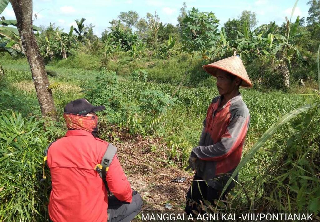 Manggala Agni mulai mengantisipasi potensi kebakaran lahan di Kalimantan Barat selama beberapa pekan ke depan. Tampak personel Manggala Agni sedang menyosialisasikan pencegahan kebakaran lahan kepada masyarkat.