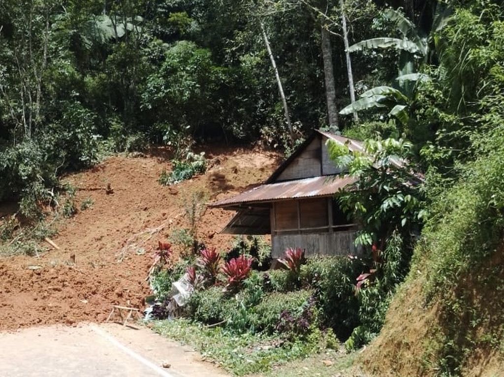 Longsor terjadi di Buntao, Toraja Utara, Sulawesi Selatan, Jumat (26/4/2024). Hingga sore regu penolong masih mencari dua korban tertimbun.