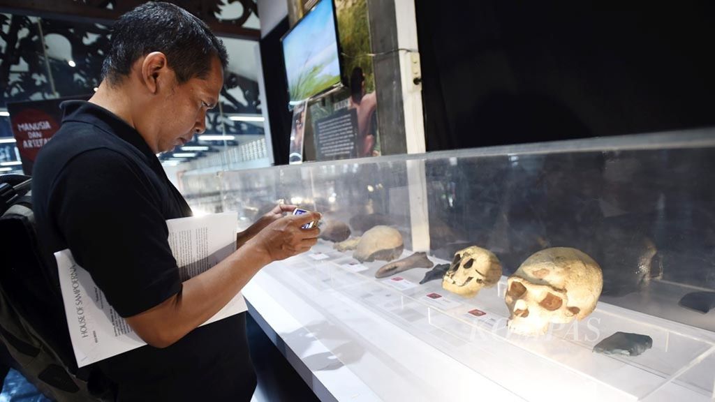 Pengunjung melihat Pameran Koleksi Balai Pelestarian Situs Manusia Purba Sangiran.