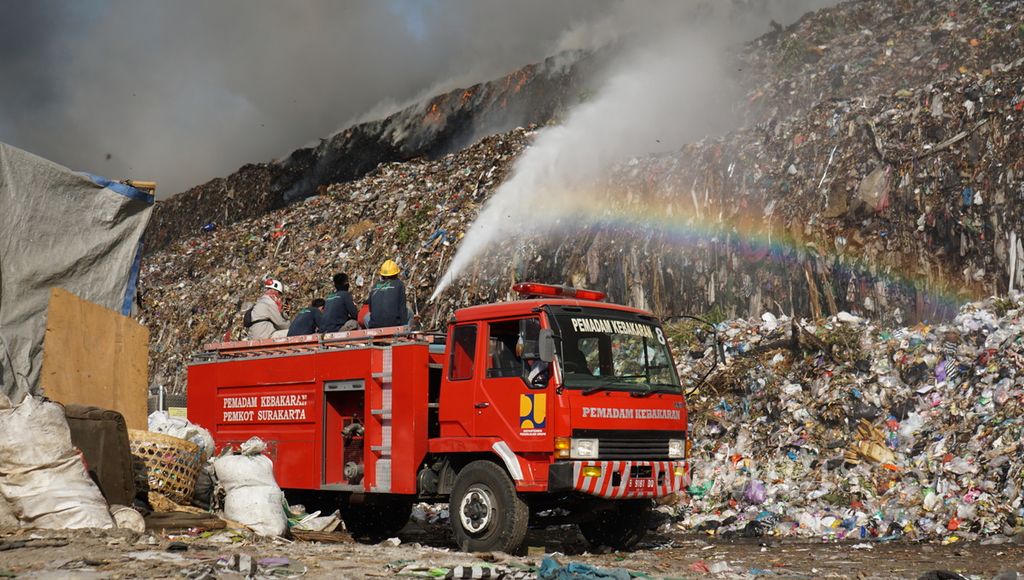 Petugas berupaya memadamkan kobaran api yang muncul pada tumpukan sampah yang menggunung di TPA Putri Cempo, Kota Surakarta, Jawa Tengah, Sabtu (16/9/2023). 