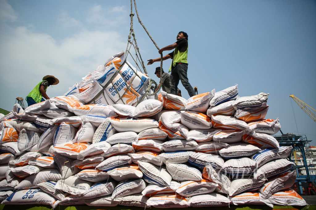 Pekerja memuat karung berisi beras impor asal Vietnam ke atas truk pengangkut di Pelabuhan Tanjung Priok, Jakarta Utara, Rabu (13/09/2023). Berdasarkan data Badan Pangan Nasional (NFA) per awal September 2023, cadangan beras pemerintah (CBP) yang disimpan di Bulog tercatat 1,52 juta ton.