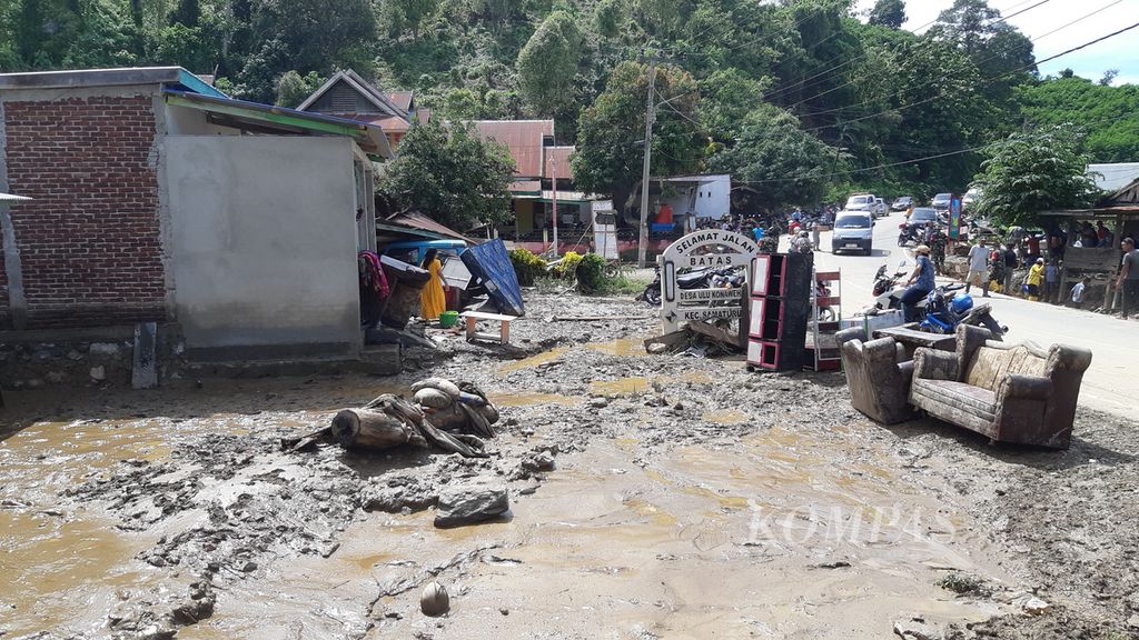 Sisa lumpur dari banjir bandang yang terjadi di Desa Konaweha, Samaturu, Kolaka, Sulawesi Tenggara, seperti terlihat pada Minggu (21/1/2024). 