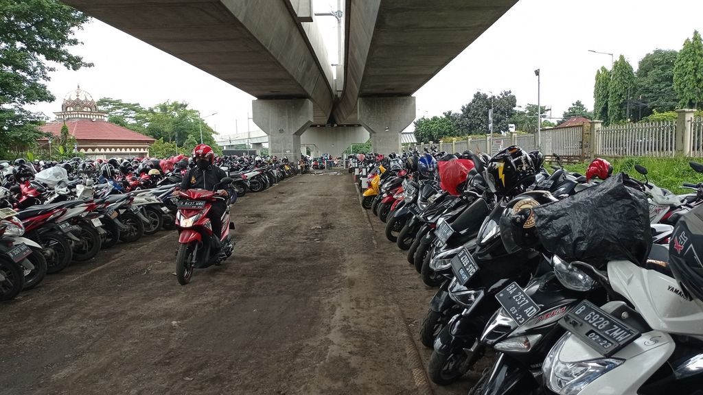 Kantung parkir terisi penuh di Park and Ride MRT Lebak Bulus, Jakarta Selatan, Rabu (16/11/2022). Warga dari daerah penyangga atau dekat stasiun memanfaatkan parkiran itu untuk beralih ke transportasi umum.