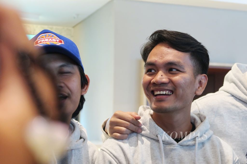 Sutradara dan aktor Bene Dion Rajagukguk berbicara dalam konferensi pers film <i>Agak Laen</i> di Jakarta, Selasa (12/12/2023). Bene tergabung dalam grup komedi Agak Laen yang beranggotakan Bene, Oki Rengga Winata, Indra Jegel, dan Boris Bokir.
